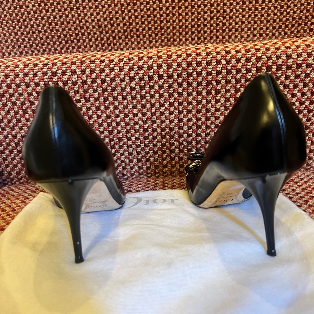 Dior Pump Black in calfskin with Golden details - Picture 2 of 3